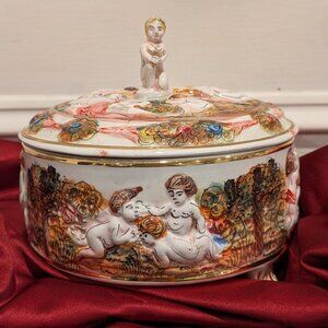 A gorgeous and rare Capodimonte Italy lidded round box